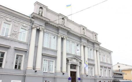 На будівлі Чернігівської міськради на знак солідарності з моряками вивісили прапор ВМС України. Фото