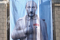 У Чехії на мерії вивісили портрет Путіна в образі Сталіна-Гітлера