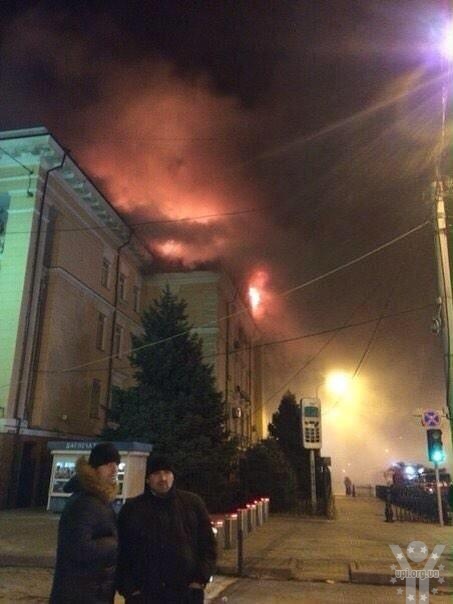У столиці Дагестану у Махачкалі у ФСБ почалася пожежа. Фотофакт