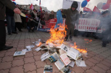 В Адміністрації президента Януковича засудили спалення підручників з історії України в Криму