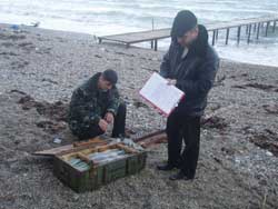 У Криму море викинуло на берег ящик із пострілами для гранатомету