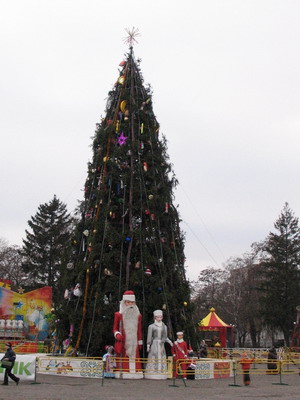 У Чернігові на головній площі міста відбулося офіційне відкриття новорічної красуні