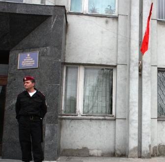 В Чернігові зривають червоні прапори з державних установ. ВІДЕО