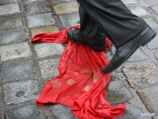 Сумські опозиційні партії закликали зривати і знищувати червоні прапори