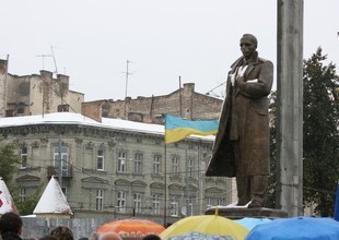 Пам’ятник лідеру ОУН Степану Бандері у Львові зголосилося охороняти 50 добровольців
