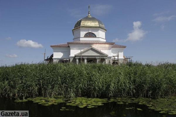 На Київщині рятують затоплену Свято-Преображенську церкву. Фото