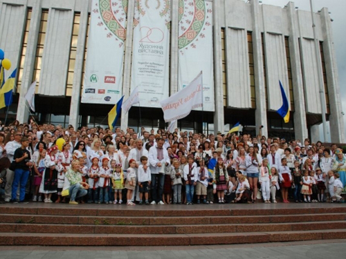 У Києві зробили найбільшу у світі фотографію людей у вишиванках