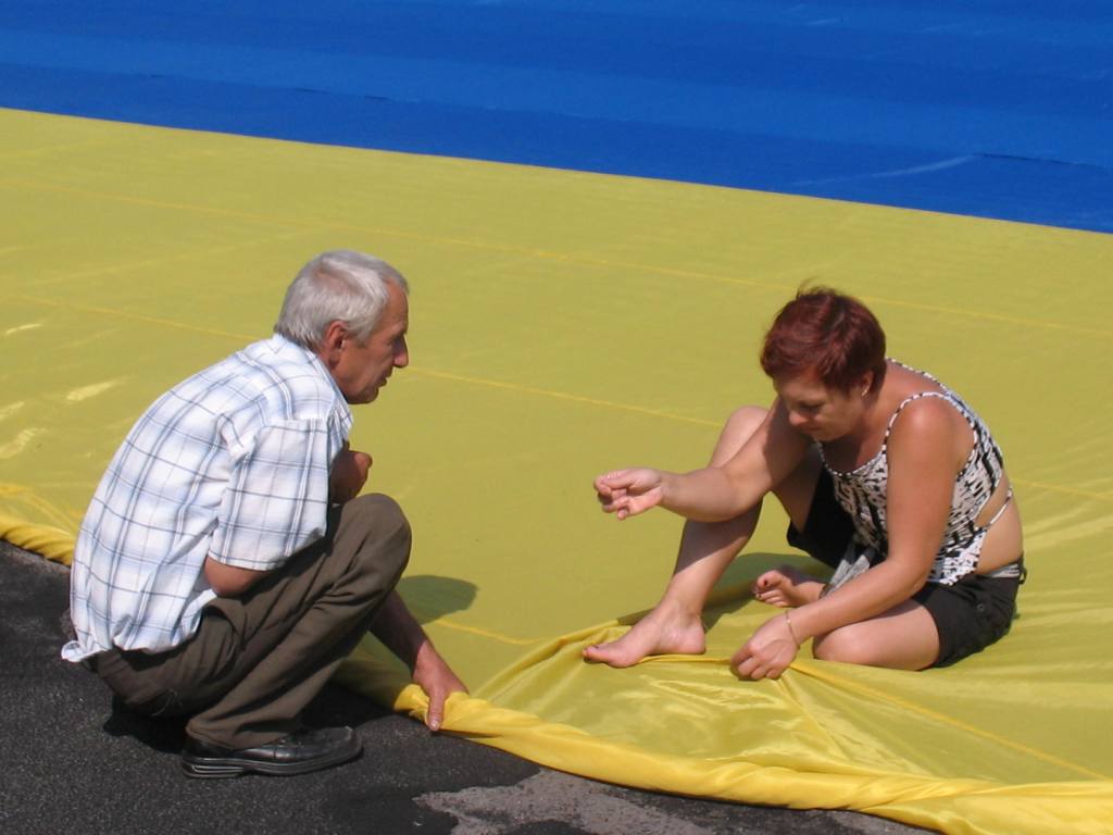 На День прапора у Чернігові УНП ремонтувало найбільший стяг України. Фото