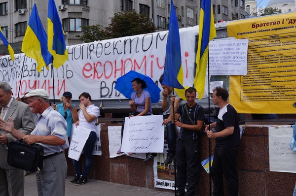 Невідомі вкрали банер УНП біля Українського Дому в Києві