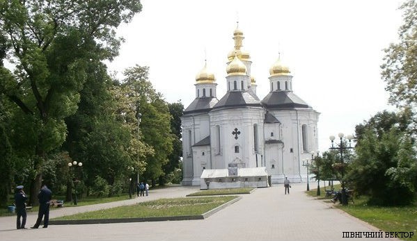 У Чернігові біля Катерининської церкви обмалювали московський намет. Відео