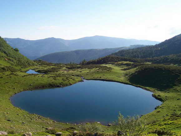 Найкрасивішим озером в Україні є озеро Синевир