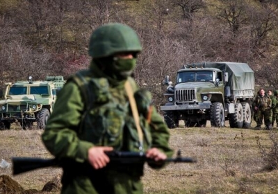 Російські військовослужбовці облаштовують пости на перекопському перешийку. Відео