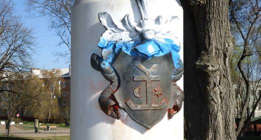 У Чернігові проросійські сили на пам’ятниках малюють трикольори