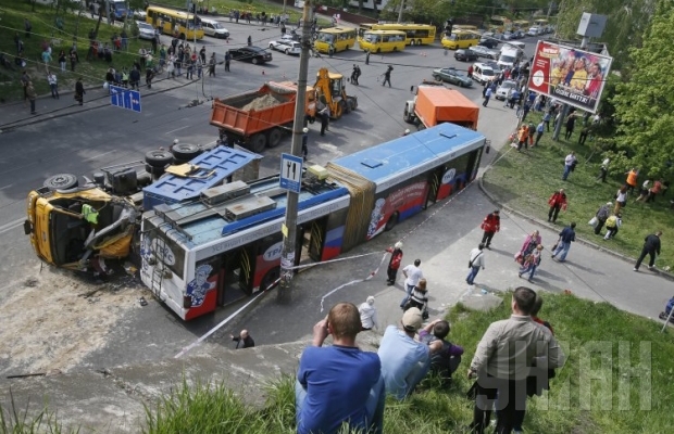 У Києві КАМАЗ врізався в тролейбус: постраждало 18 осіб. Відео