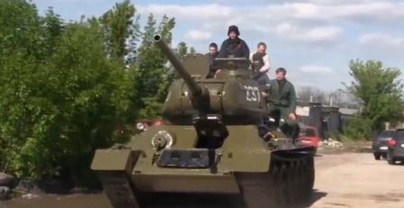 Сепаратисти викрали танк Т-34 у Луганську (ВІДЕО)