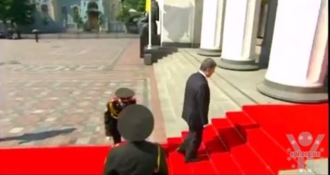Мова символів: перед Януковичем зачиняються двері, поруч із Порошенком - падає зброя (ВІДЕО)