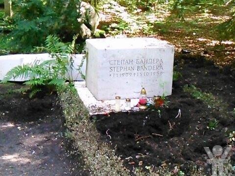 У Мюнхені на могилі Степана Бандери вандали зламали хрест і почали її розкопувати. Фото