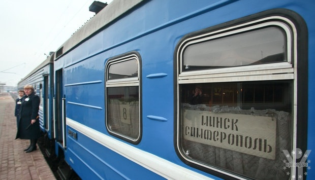 Білорусь припиняє рух потягів до Криму