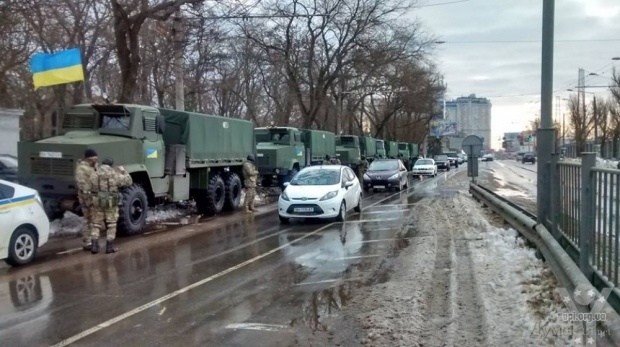 До Одеси прибуло кілька колон військової техніки із сотнями добре екіпірованих бійців Нацгвардії. Відео