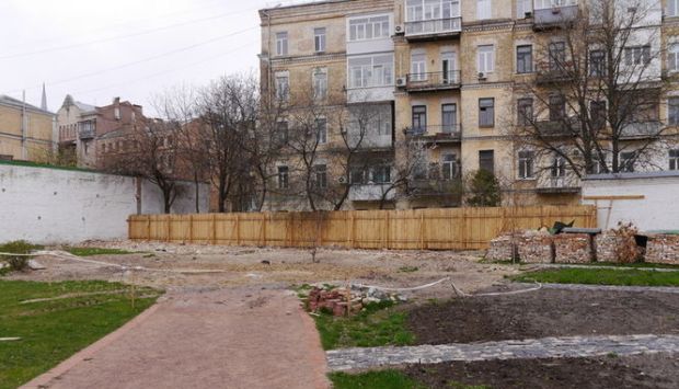 У Софії Київській почали ремонт обваленої стіни