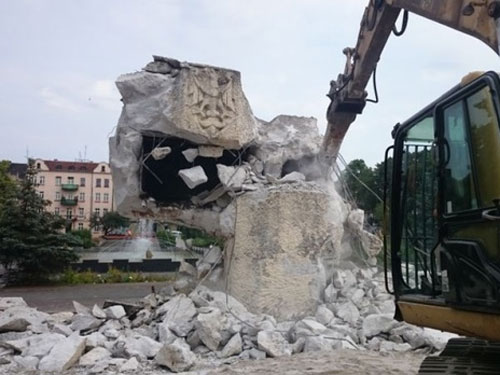 Росія обурена знесенням пам'ятника радянським воїнам у Польщі і погрожує