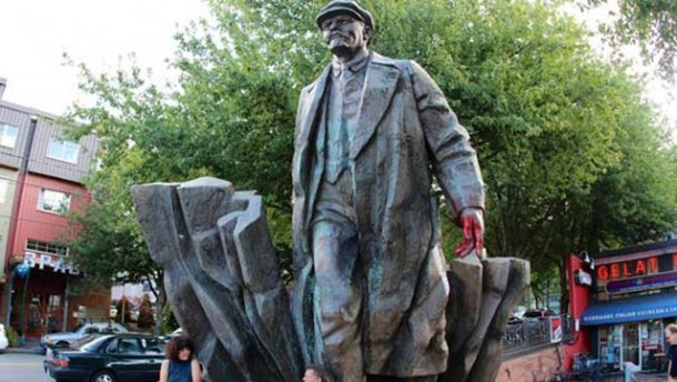 Ленінопад дістався США: в Сіетлі демонтують пам’ятник радянському вождеві