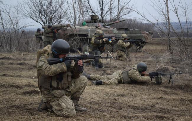 Президент України звернувся до військових: тримайте порох сухим, але не шкодуйте набоїв