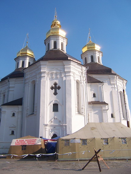 Біля Катерининської церкви у Чернігові знову димить труба