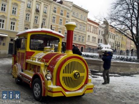 З 1 січня львів’ян і туристів у місті Лева розважає чепурненький «Чудо-поїзд». Фото