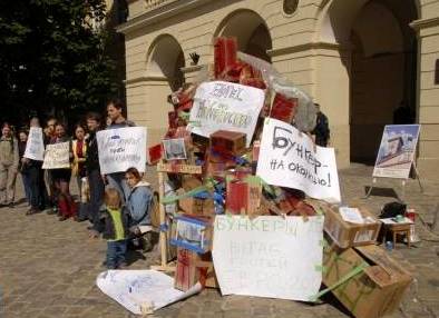 «Львівський бункер відкритий для світу!» – акція протесту проти руйнування історичного образу Львова. Фото