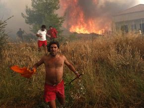 В Греції, в префектурі Східної Аттики, оголошено надзвичайний стан. На околицях Афін горять будинки