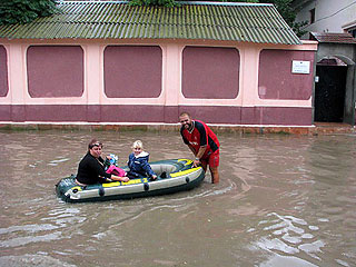 Сильна злива затопила вулиці в Євпаторії: дітей зі школи рятували на човнах