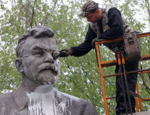 У Києві знесли пам'ятник радянському діячеві Петровському, винному в початку Голодомору 1932-33 років в Україні