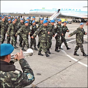 Українські віськовослужбовці відзначають Міжнародний день миротворця
