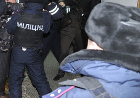 У Києві внутрішні війська МВС взяли під охорону Поліграфічний комбінат 