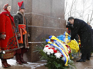 Віктор Янукович вручив національні премії імені Тараса Шевченка і пообіцяв, що українська мова буде розвиватись як єдина державна