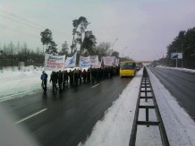 Обурені селяни перекрили трасу і йдуть на Київ