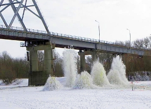 МНС проводить вибухові роботи під Черніговом біля автомобільного мосту. Фотофакт
