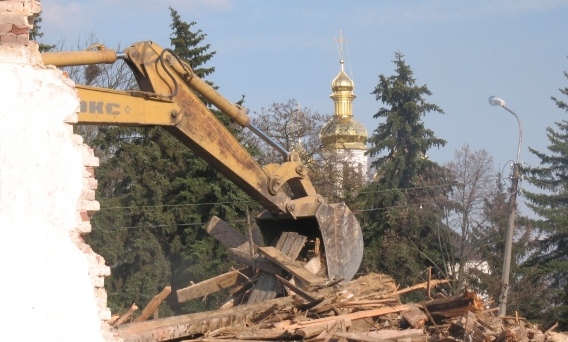 У Чернігові біля Катерининської церкви екскаватором руйнують споруду… Фото