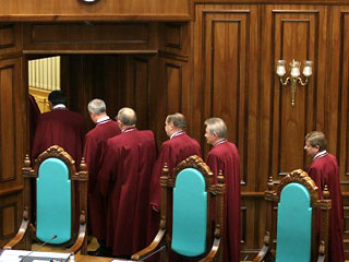 Опозиція пропонує звільнити суддів Конституційного суду, які дозволили 
