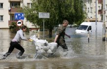 Повінь. В Польщі масово евакуюють людей із затоплених регіонів. Фото