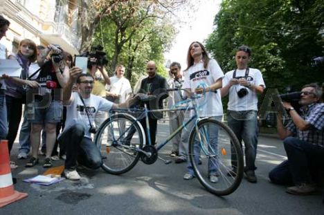 Українські журналісти подарували Януковичу велосипед. Фото