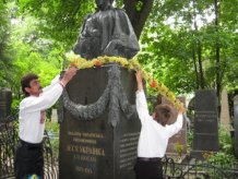 У Києві затримали вандала, який пошкодив надгробок могили Лесі Українки на Байковому кладовищі
