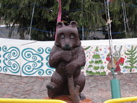 У Чернігові новорічну ялинку охороняють ведмеді. Фотожарт