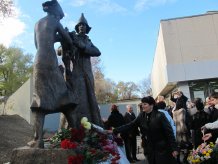 У Дніпропетровську встановили пам'ятник комсомольцям - бронзові хлопець і дівчина саджають дерево майбутнього