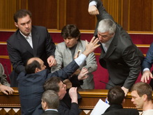 У Верховній раді бійка: побили народного депутата Михайла Волинця