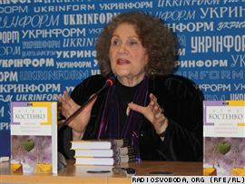 Ліна Костенко представила свій перший прозовий роман «Записки українського самашедшего»