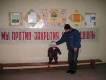 У Донецьку батьки учнів україномовної школи погрожують самоспаленням для захисту навчального закладу