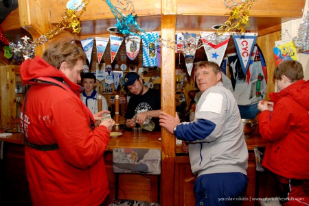 Українські полярники відкрили бар, де торгують горілкою з найчистішої льодовикової води