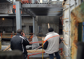 У Києві розпочався демонтаж скандального будівництва над станцією метро Театральна